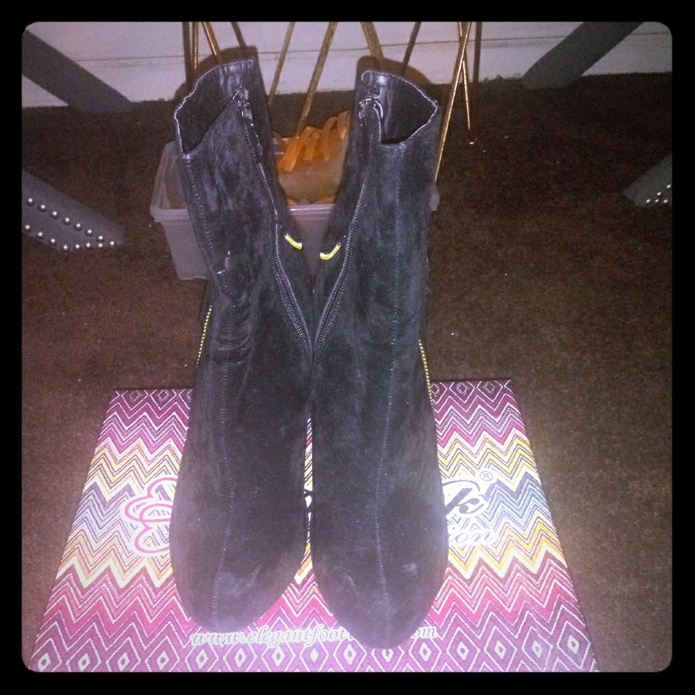 Ankle black faux suede booties